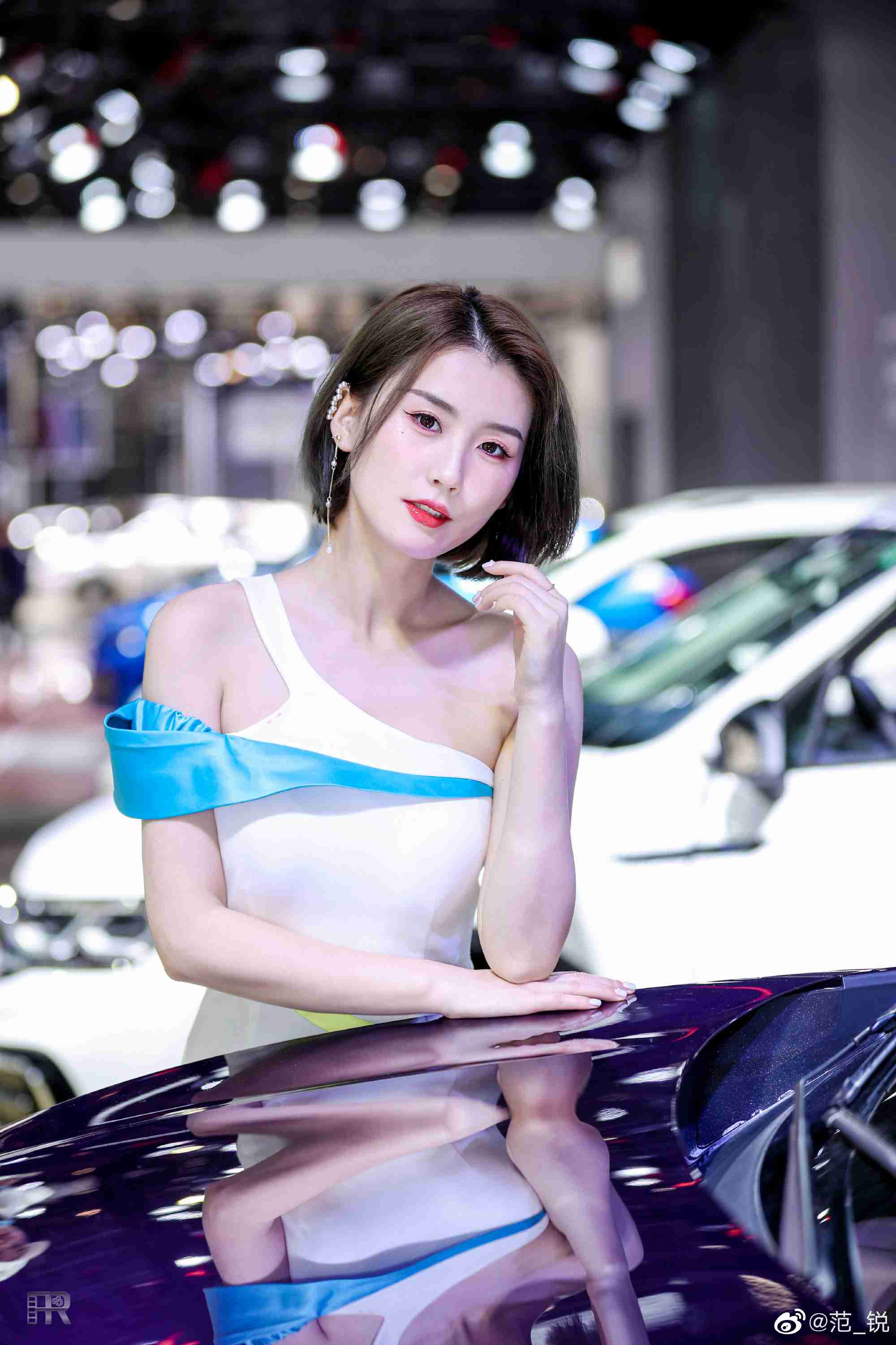 红唇雪肤美女车模香肩锁骨私拍