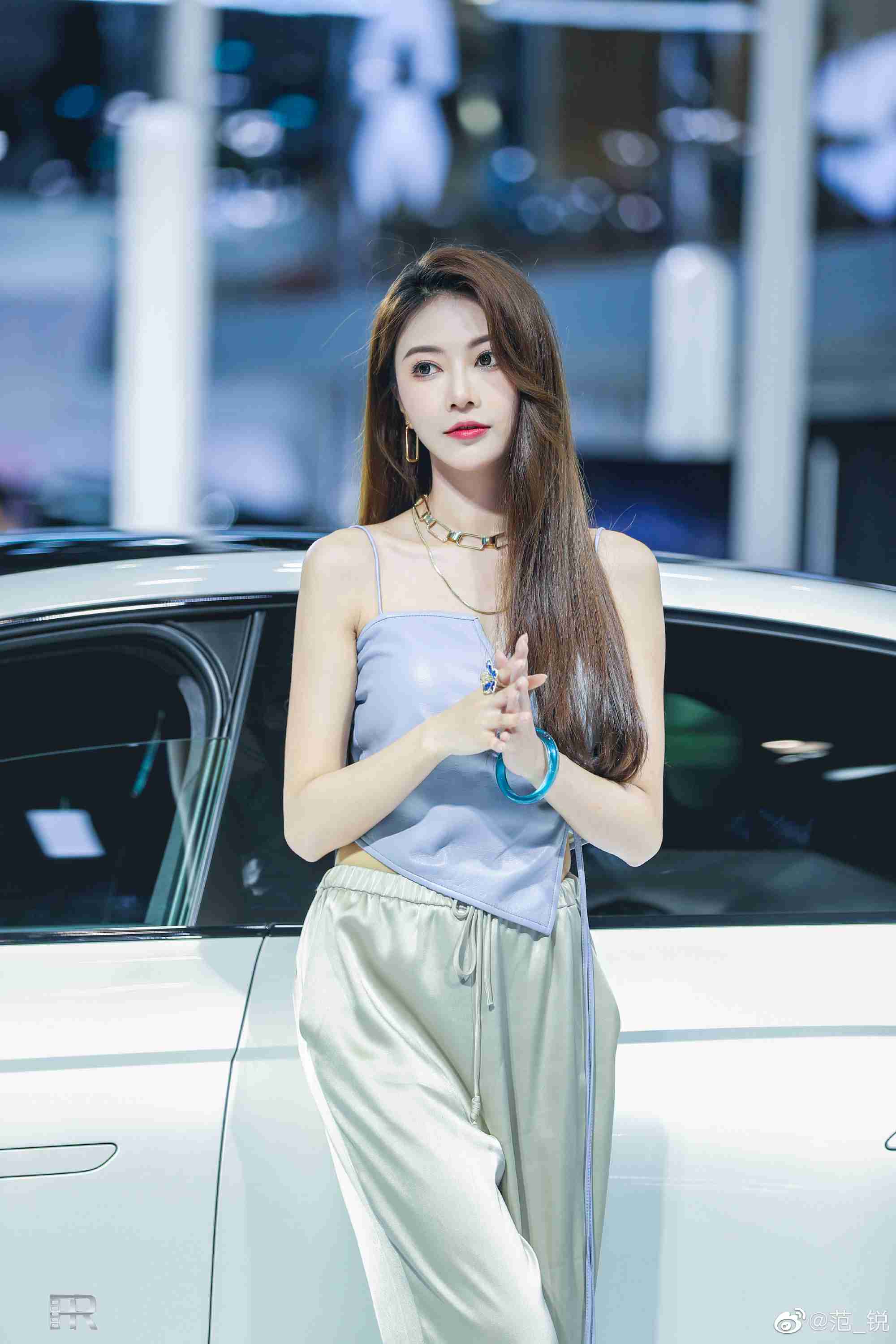 高挑有型美女车模吊带香肩套图