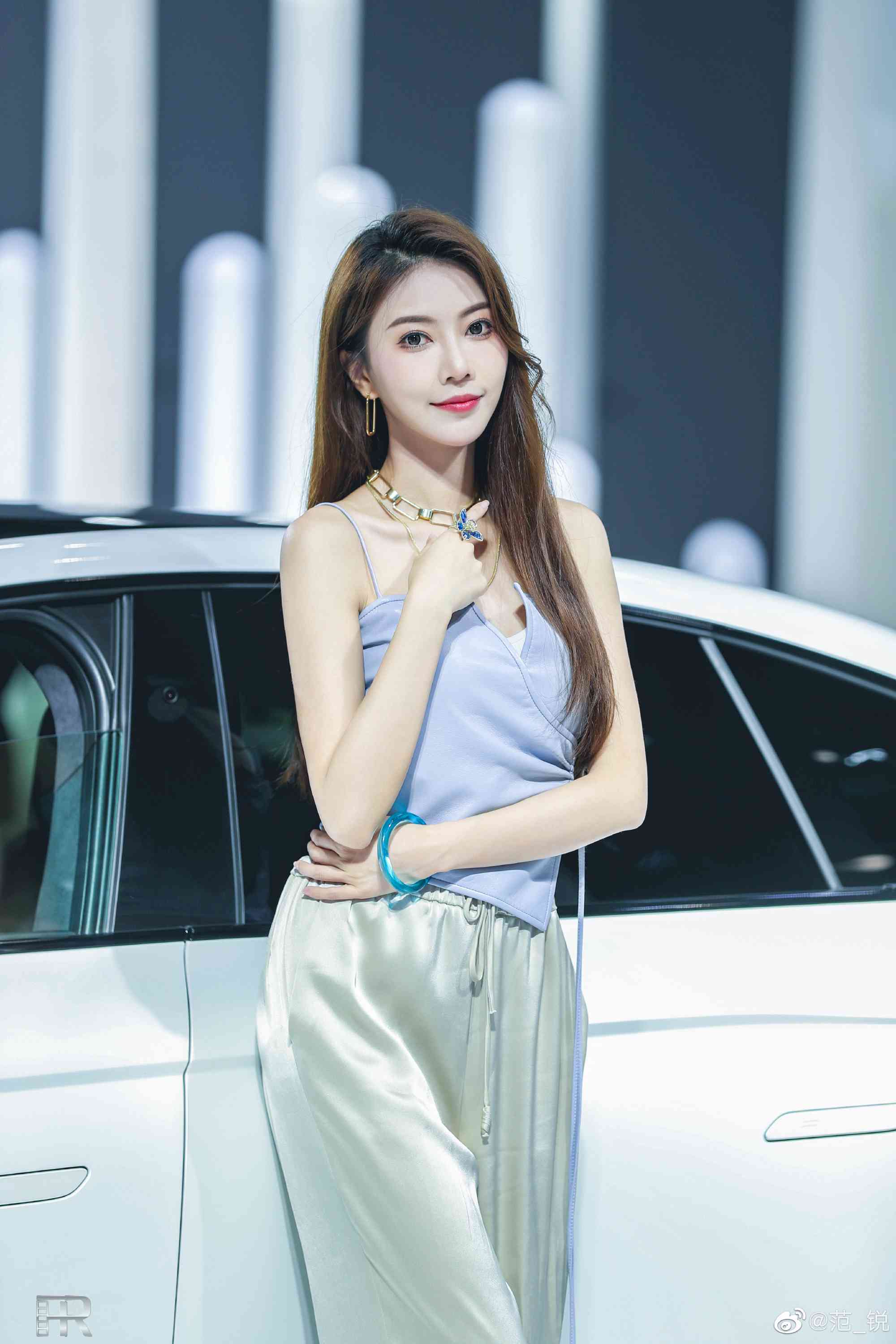 高挑有型美女车模吊带香肩套图