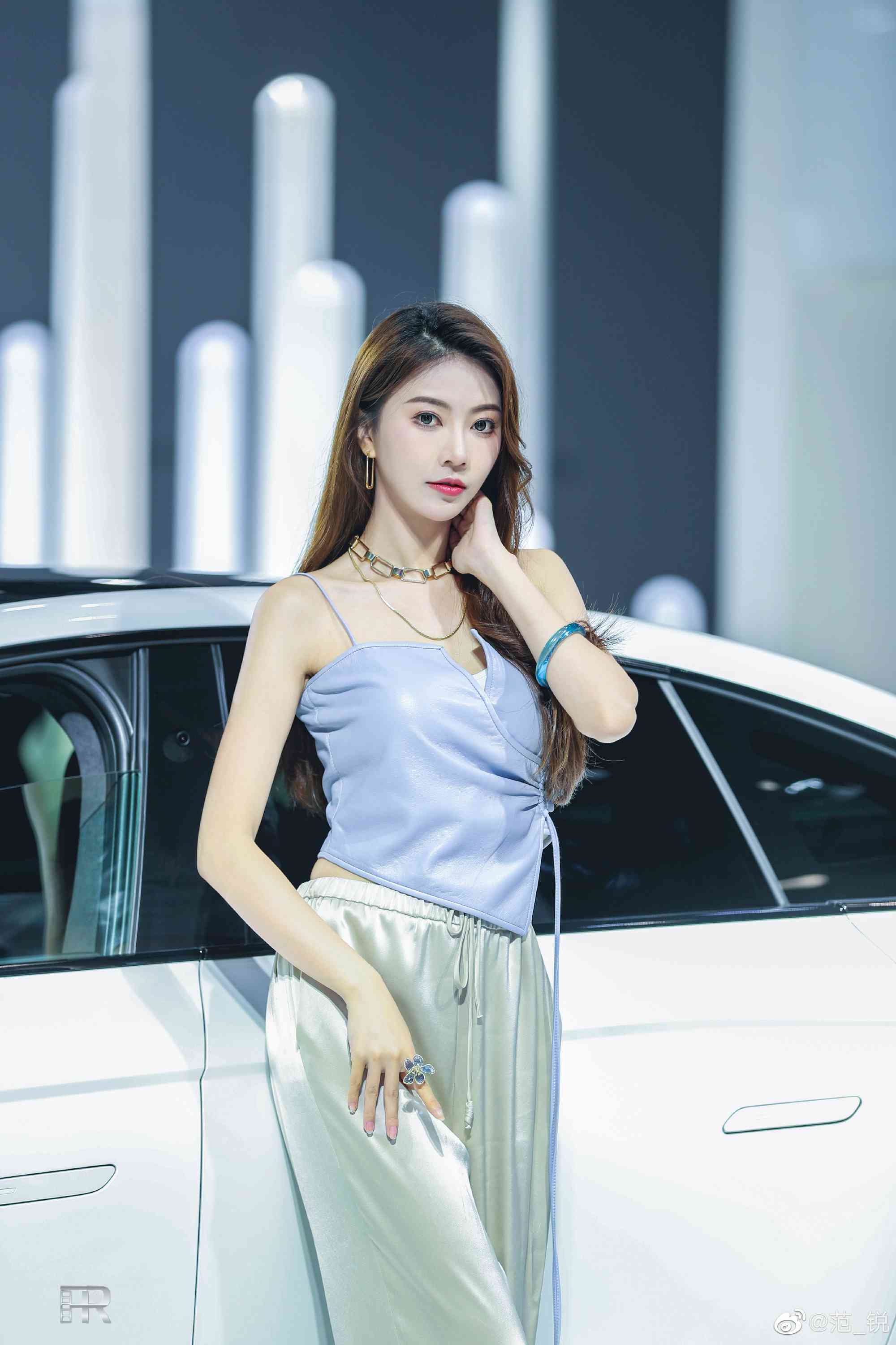 高挑有型美女车模吊带香肩套图