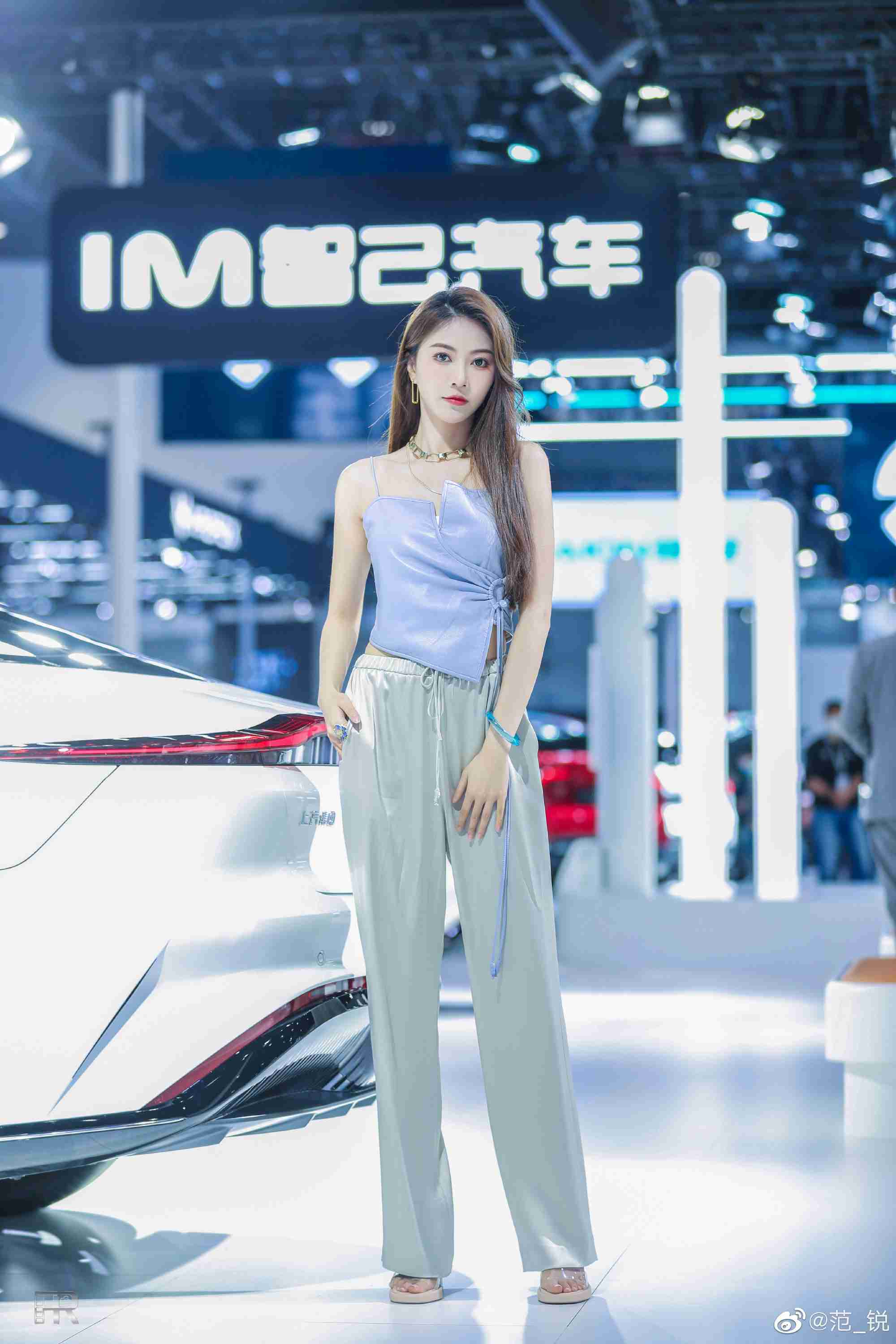 高挑有型美女车模吊带香肩套图