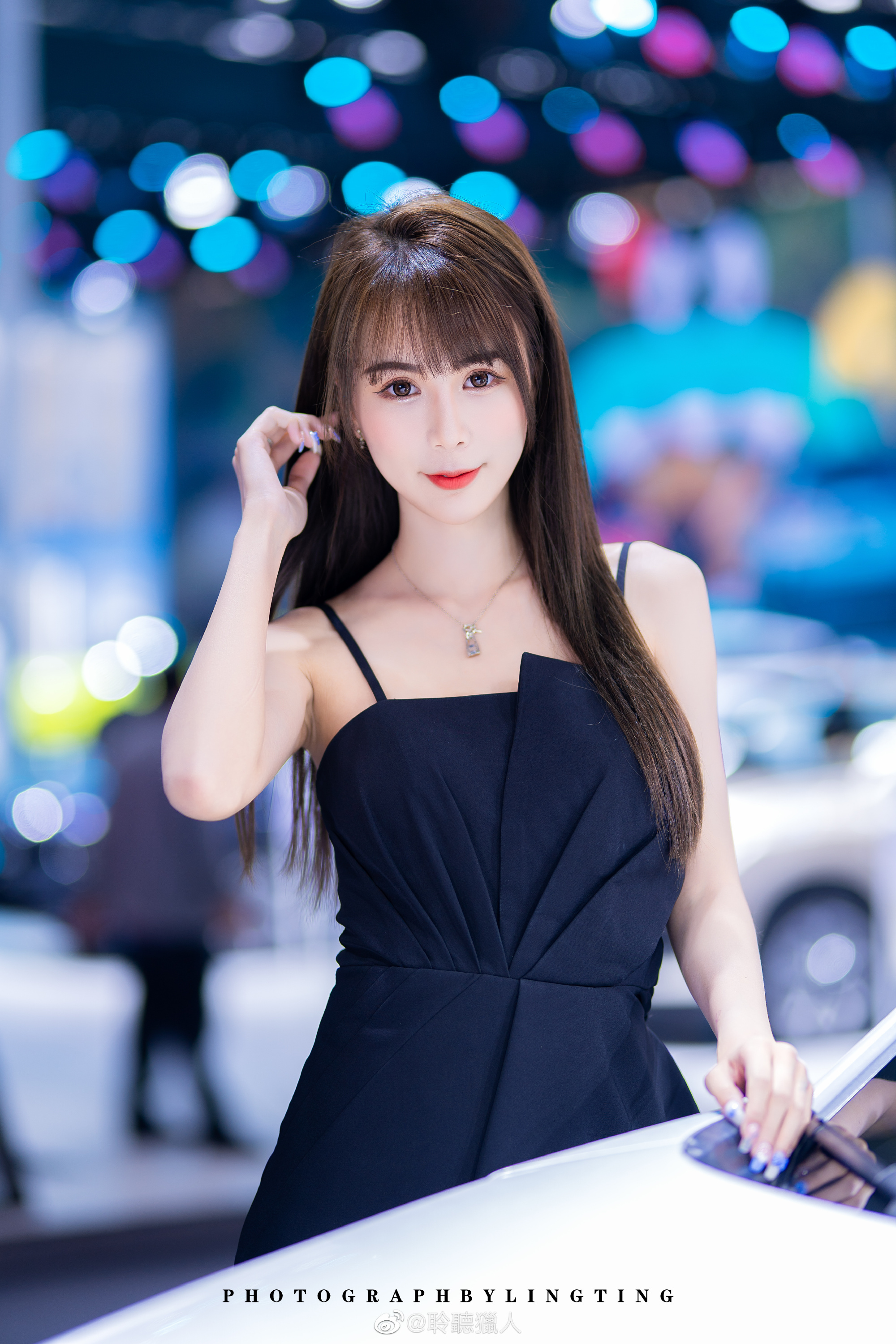 高跟美女车模吊带开叉短裙私拍