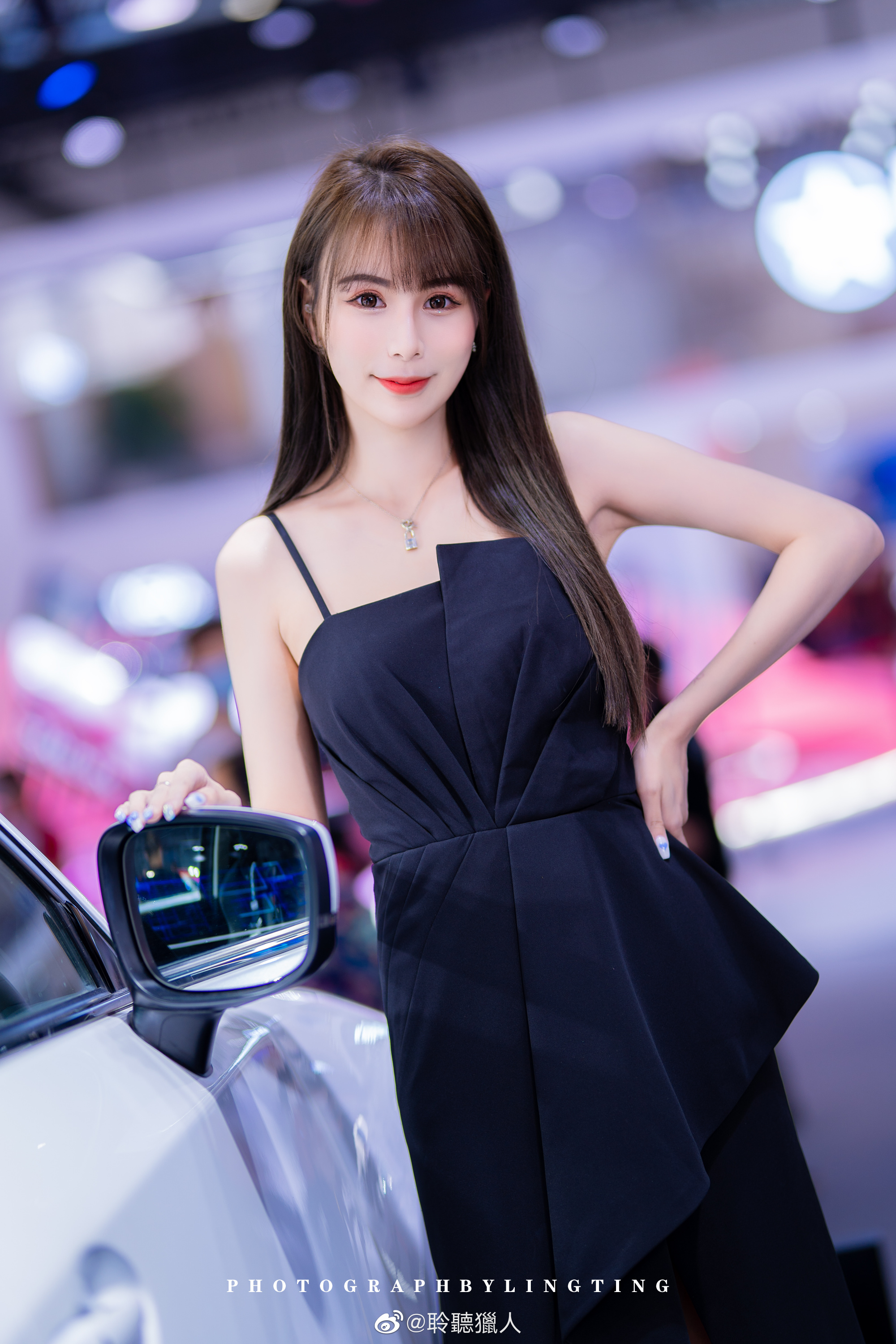 高跟美女车模吊带开叉短裙私拍