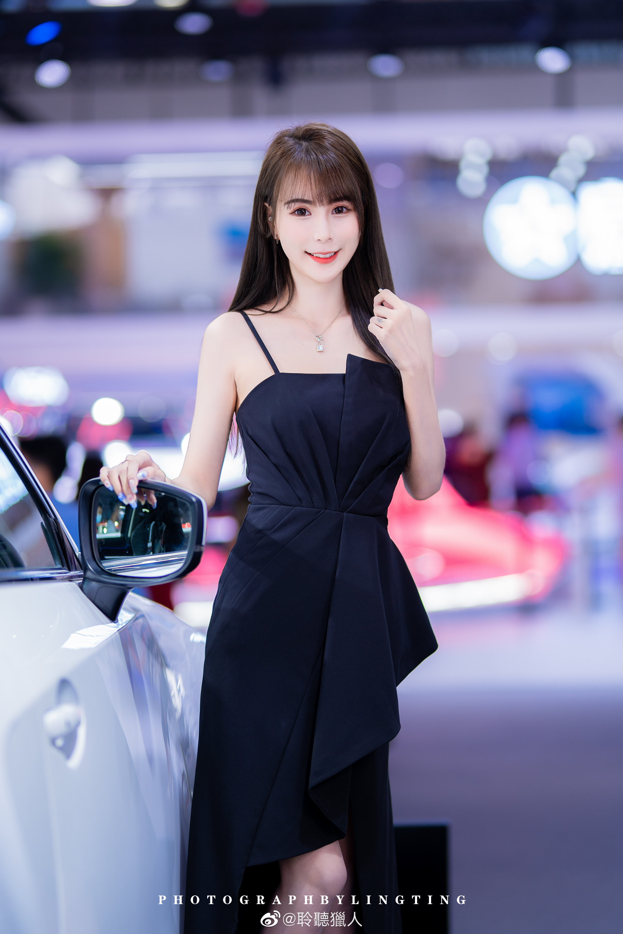 高跟美女车模吊带开叉短裙私拍