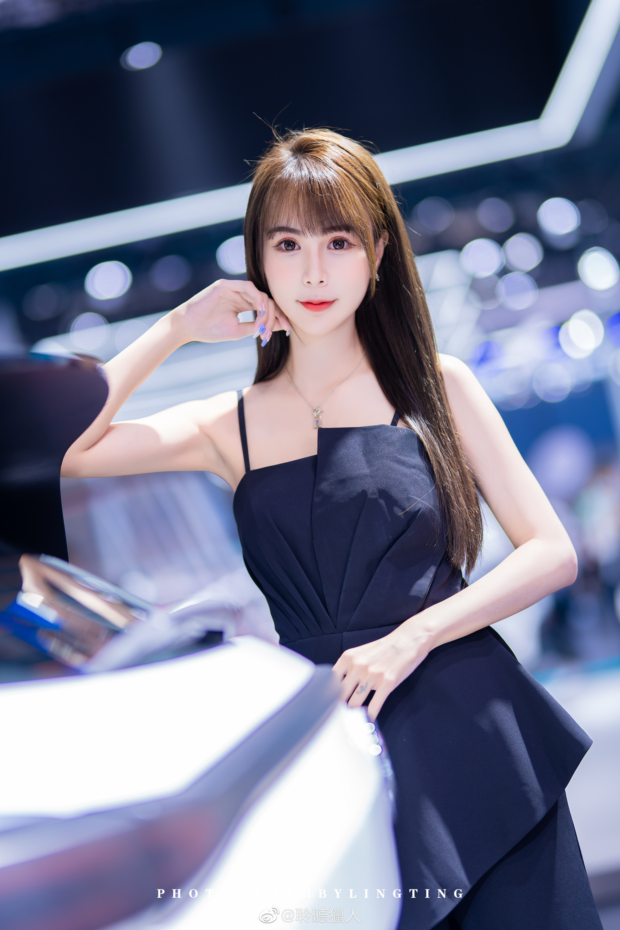 高跟美女车模吊带开叉短裙私拍