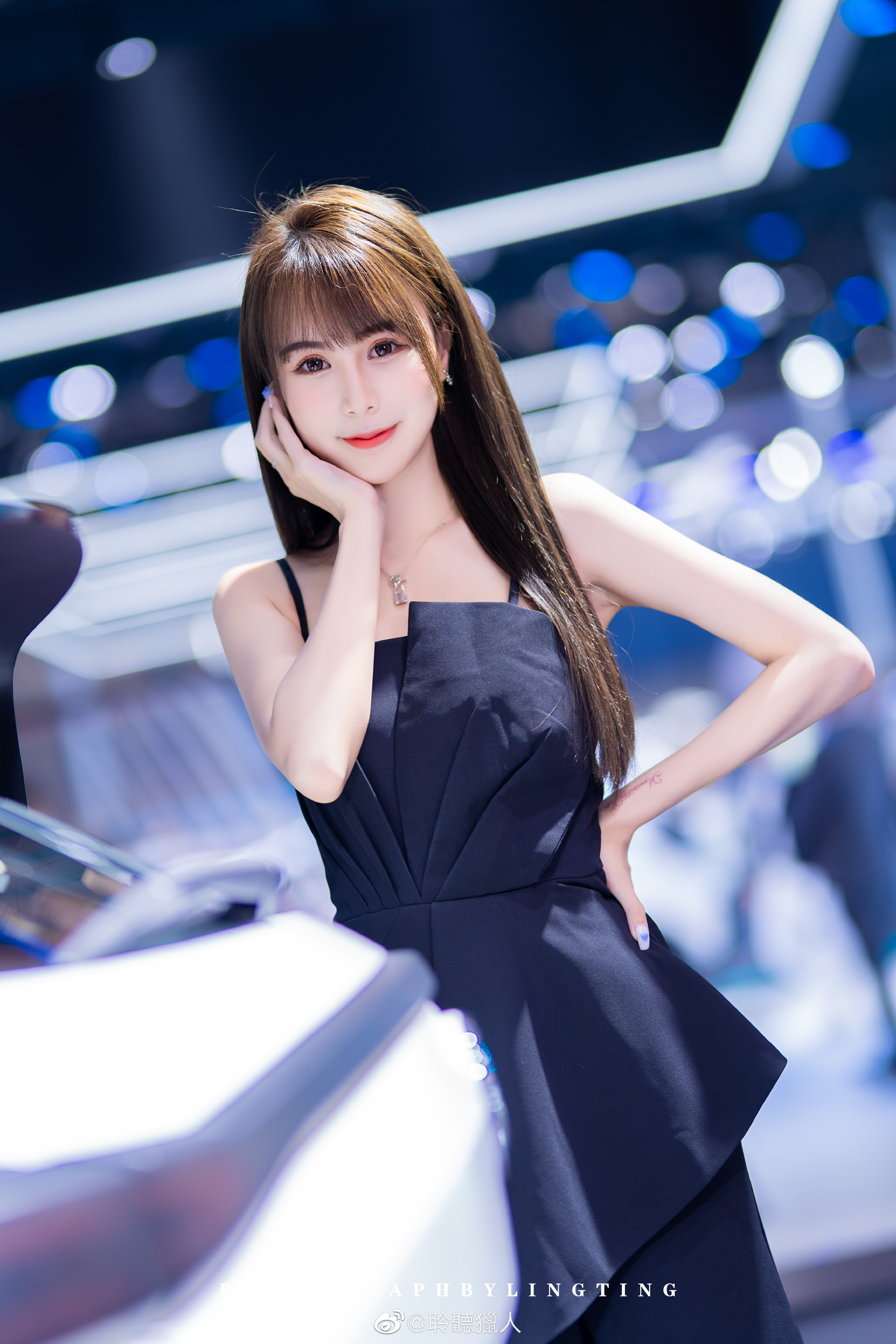 高跟美女车模吊带开叉短裙私拍