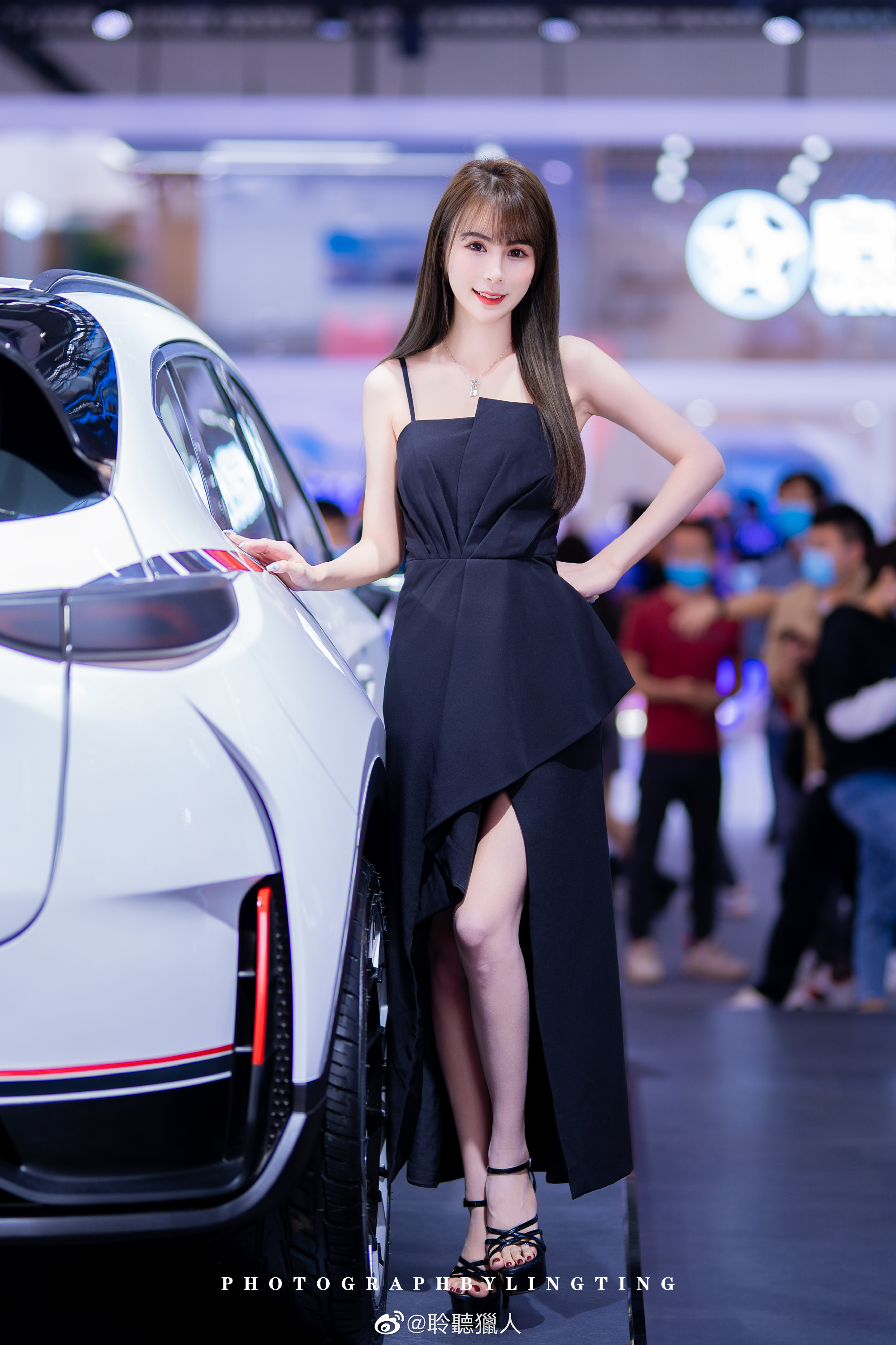 高跟美女车模吊带开叉短裙私拍