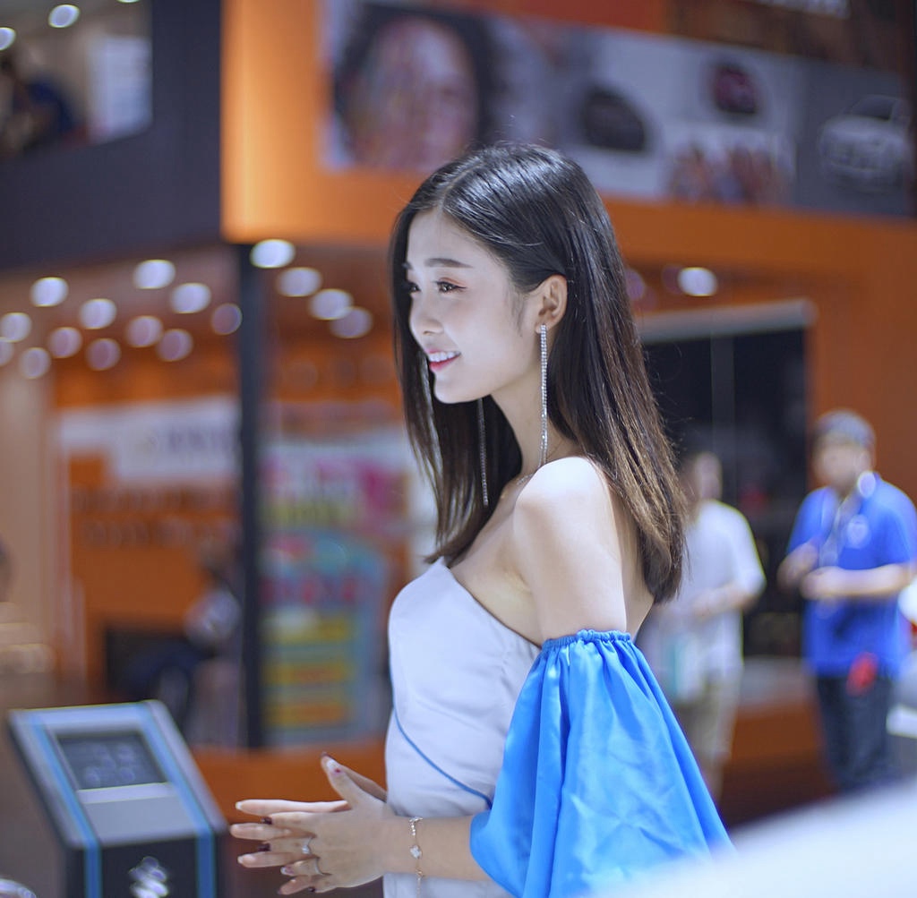 青春靓丽美女车模小露香肩私拍