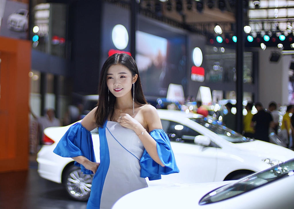 青春靓丽美女车模小露香肩私拍