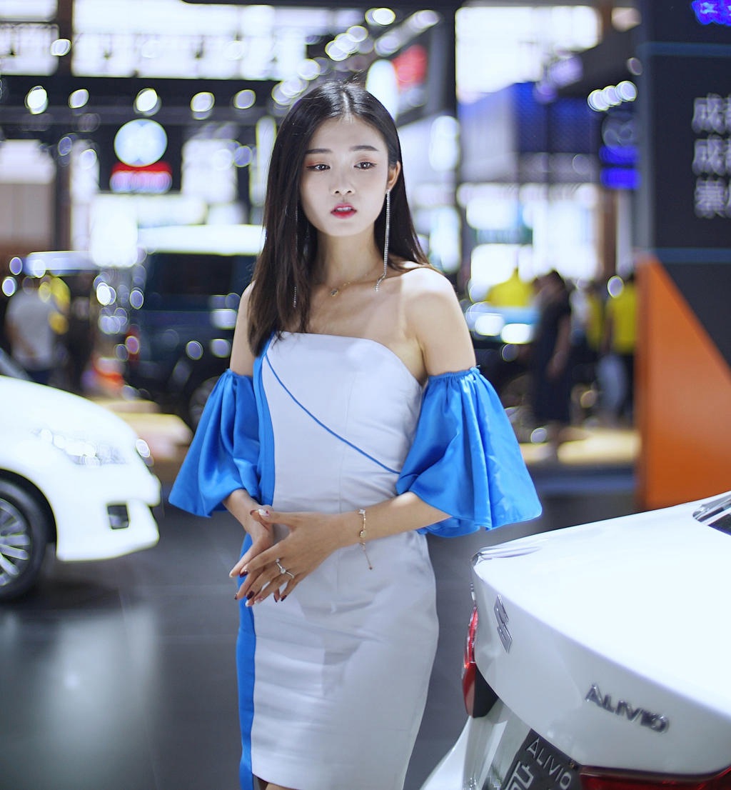 青春靓丽美女车模小露香肩私拍