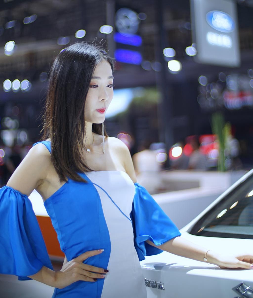 青春靓丽美女车模小露香肩私拍