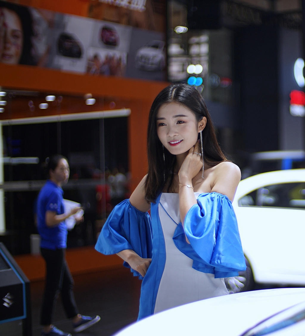 青春靓丽美女车模小露香肩私拍