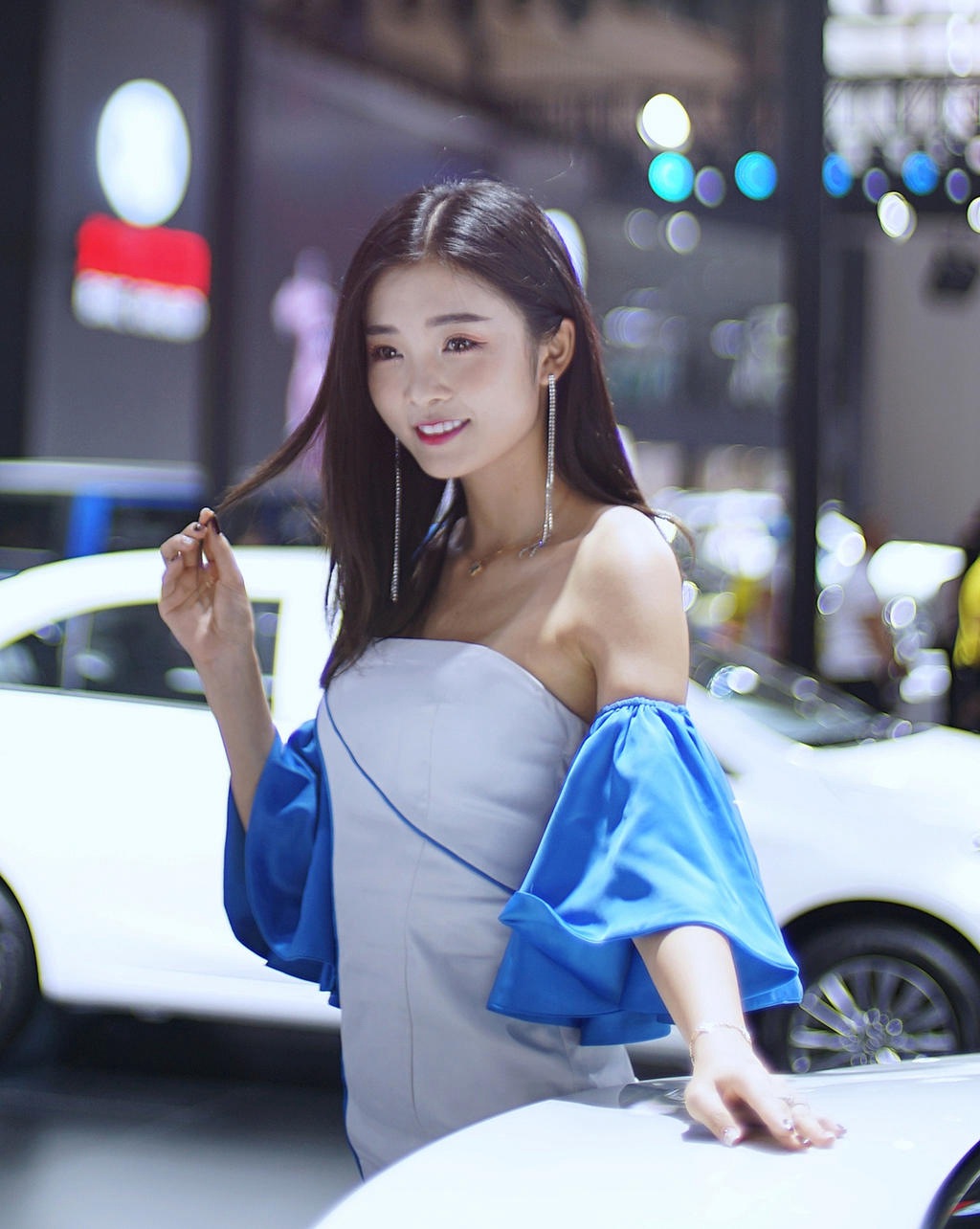 青春靓丽美女车模小露香肩私拍