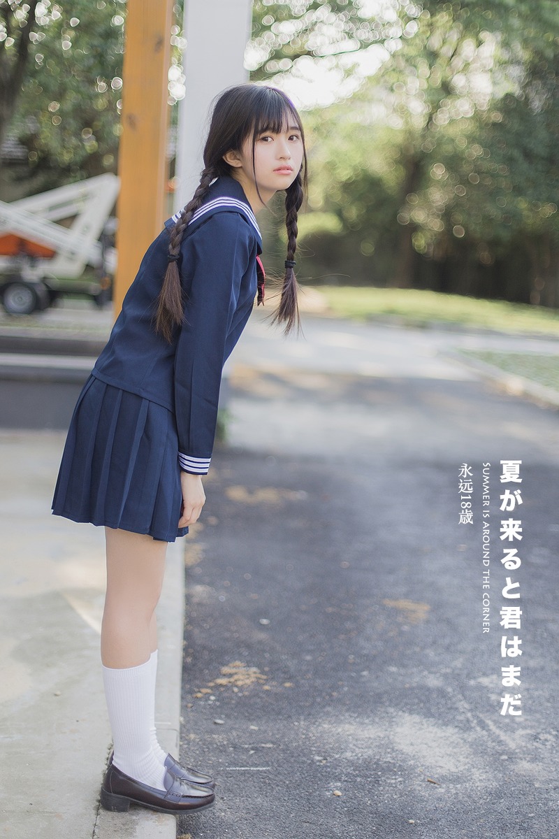 日本美女学生白长袜学生制服教室写真