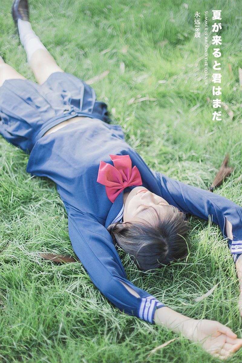 日本美女学生白长袜学生制服教室写真