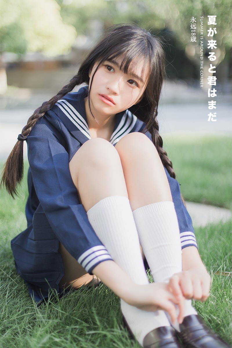 日本美女学生白长袜学生制服教室写真