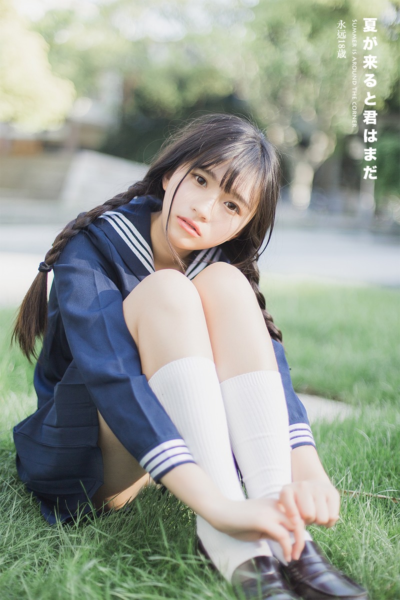 日本美女学生白长袜学生制服教室写真