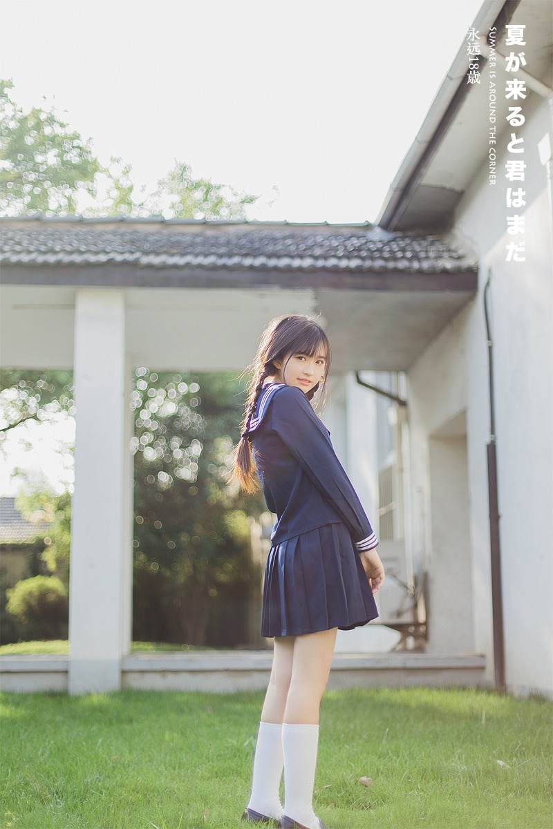 日本美女学生白长袜学生制服教室写真
