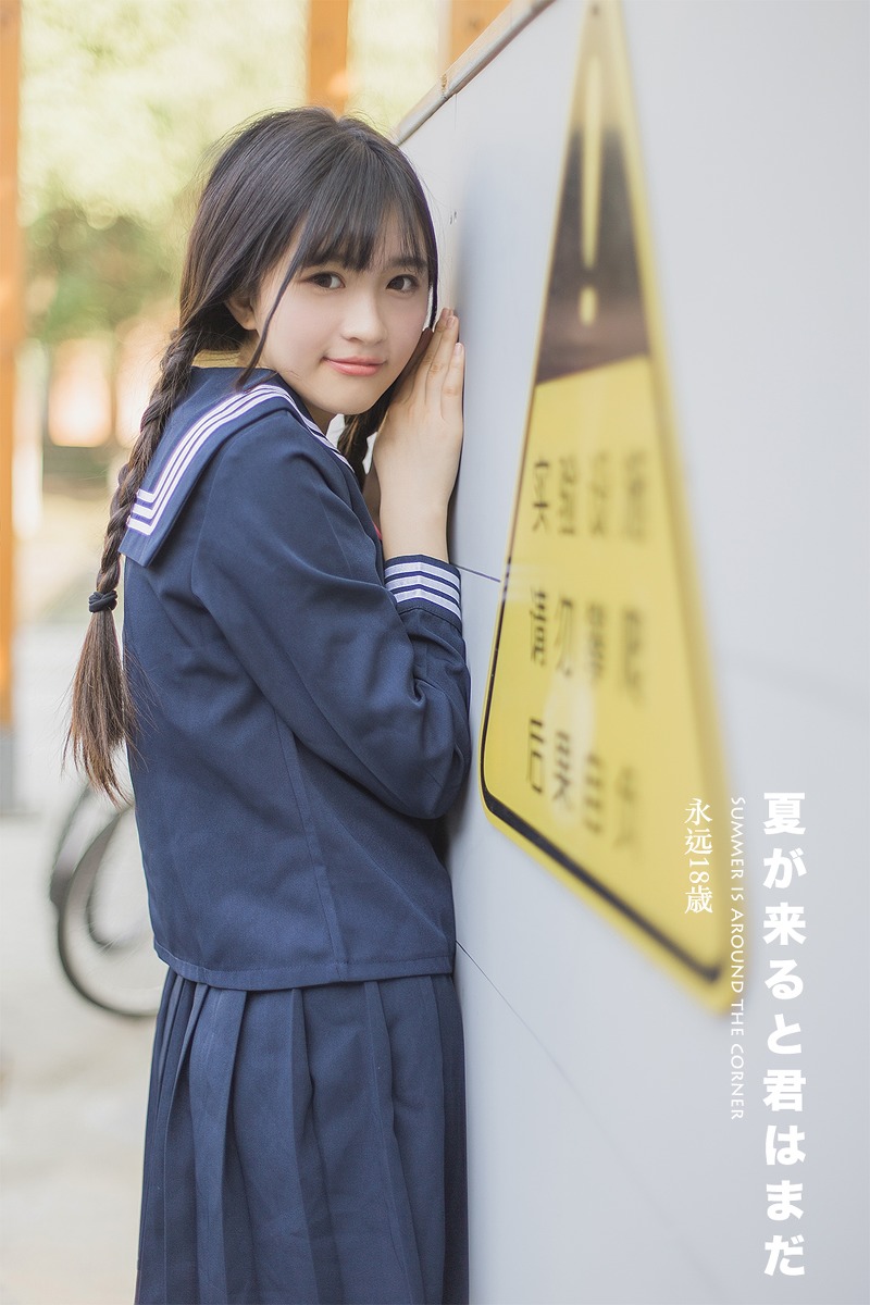 日本美女学生白长袜学生制服教室写真