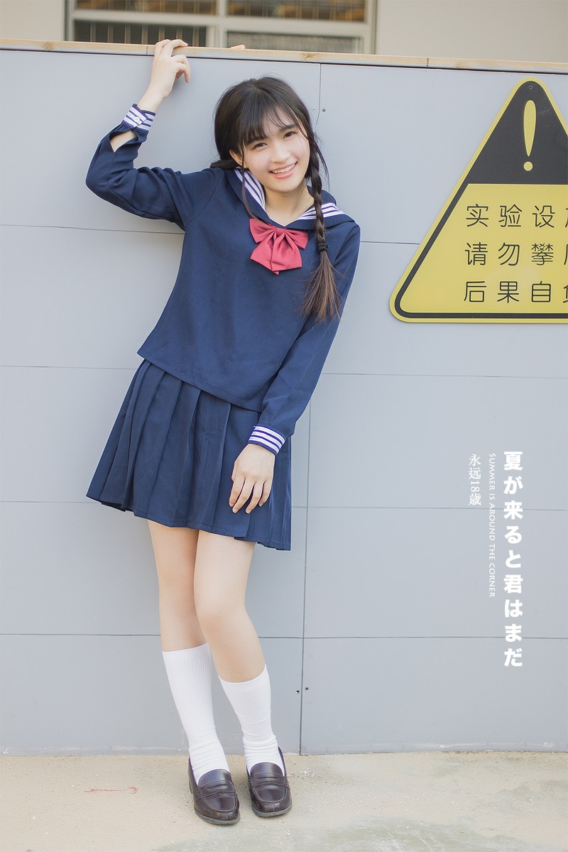 日本美女学生白长袜学生制服教室写真