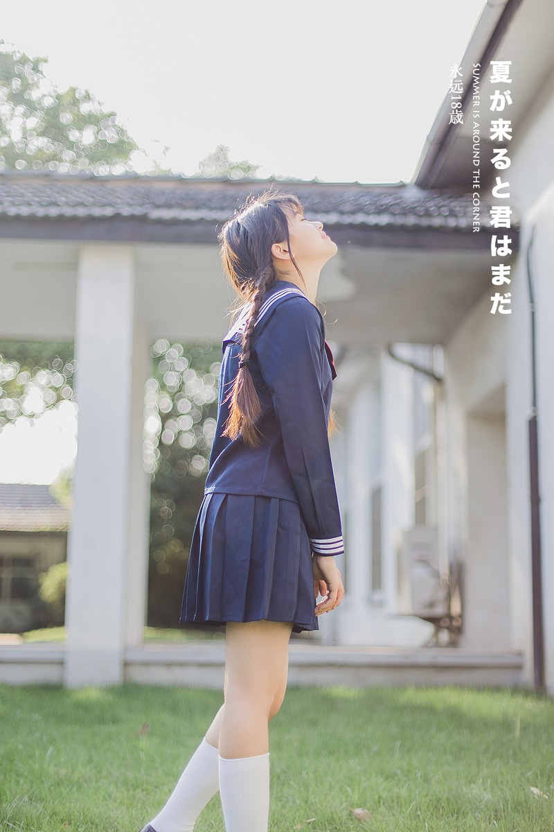 日本美女学生白长袜学生制服教室写真