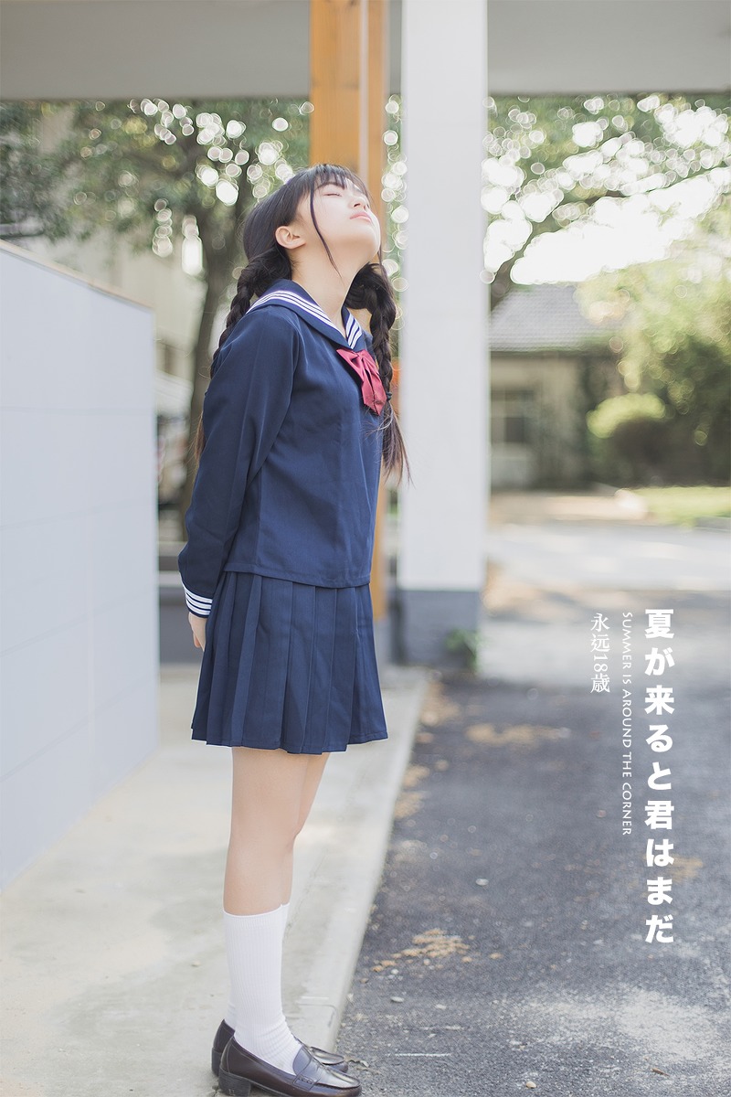 日本美女学生白长袜学生制服教室写真