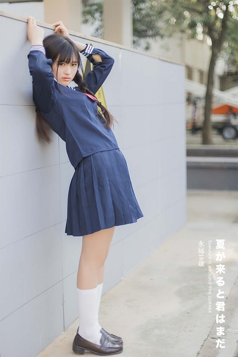 日本美女学生白长袜学生制服教室写真