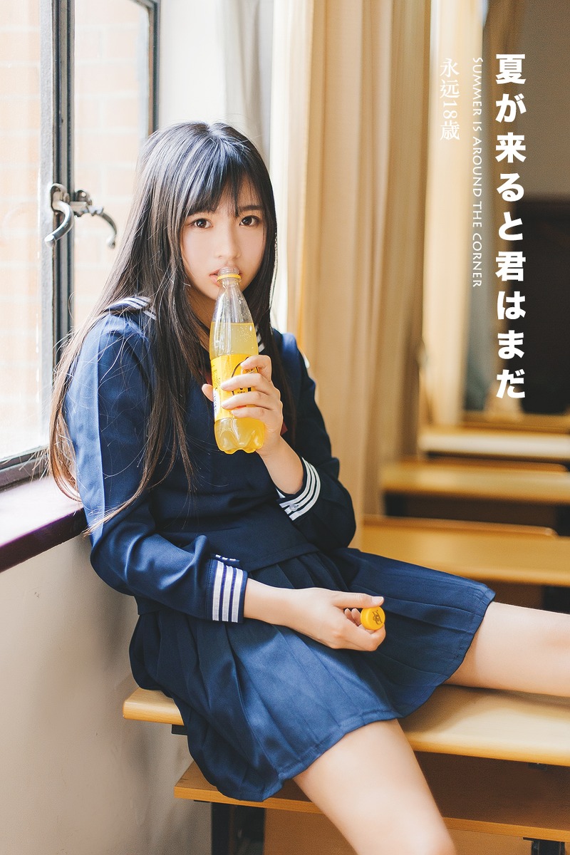 日本美女学生白长袜学生制服教室写真