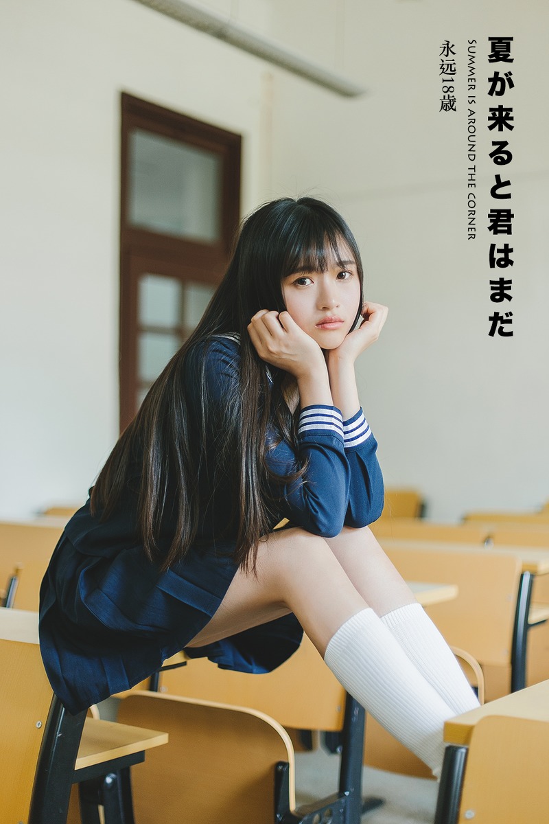 日本美女学生白长袜学生制服教室写真