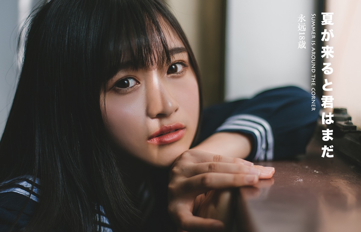 日本美女学生白长袜学生制服教室写真