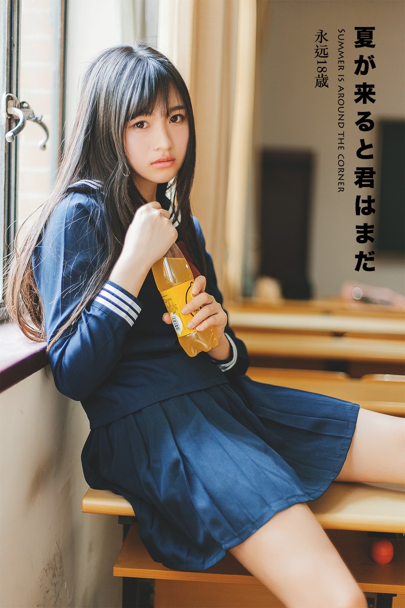 日本美女学生白长袜学生制服教室写真