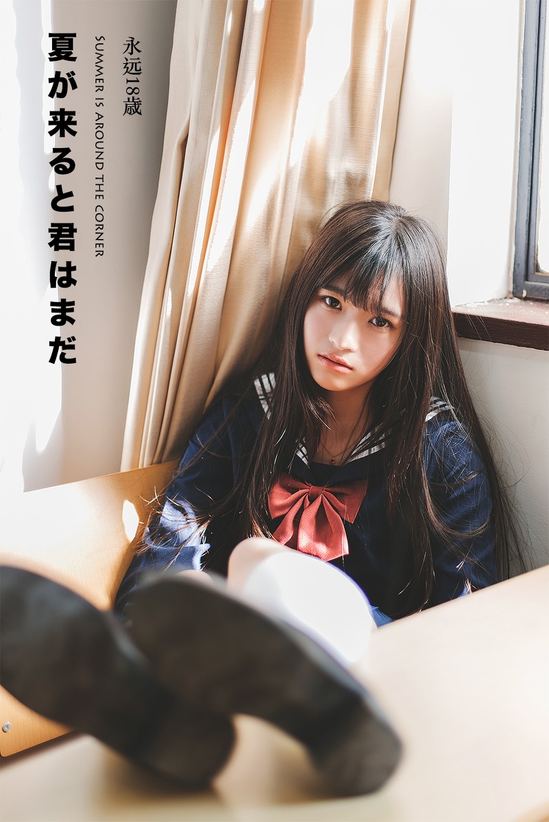 日本美女学生白长袜学生制服教室写真