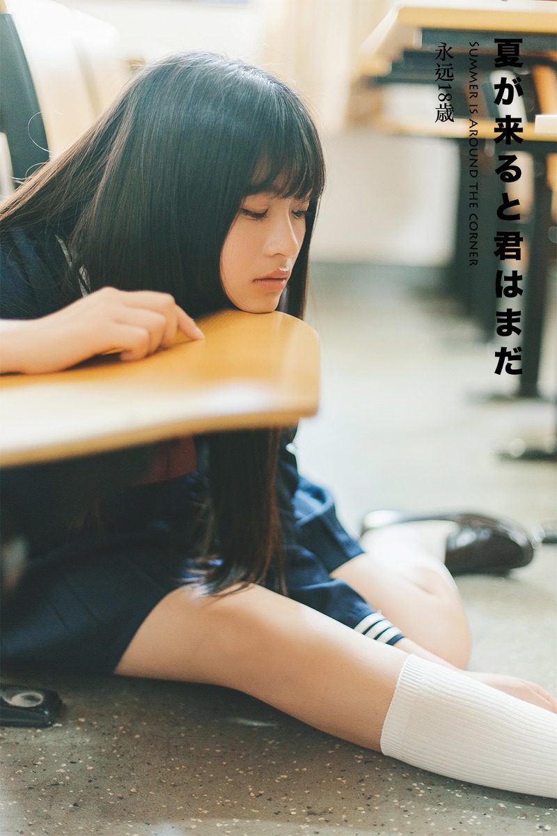 日本美女学生白长袜学生制服教室写真