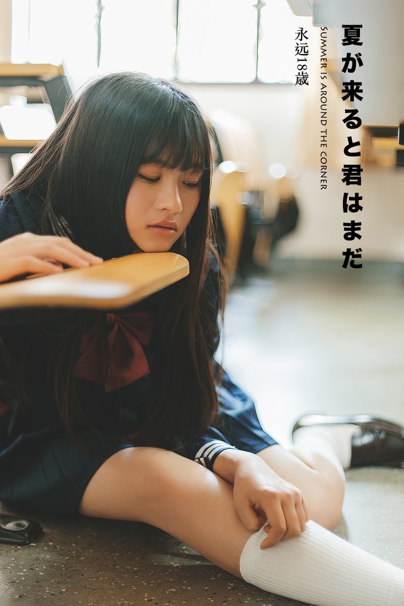 日本美女学生白长袜学生制服教室写真