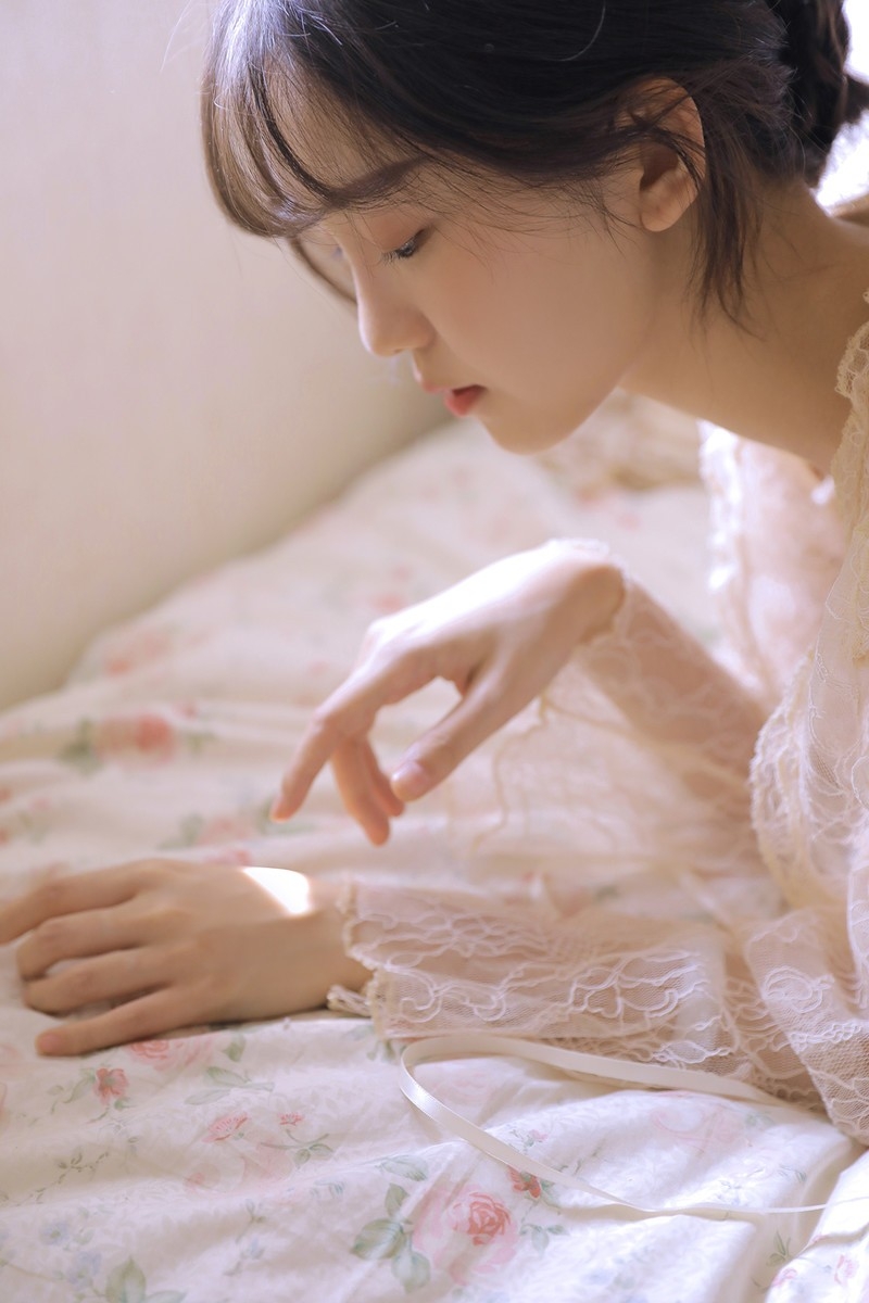 清纯妹子蕾丝吊带睡衣少女人体娇嫩白皙性感美女诱惑图