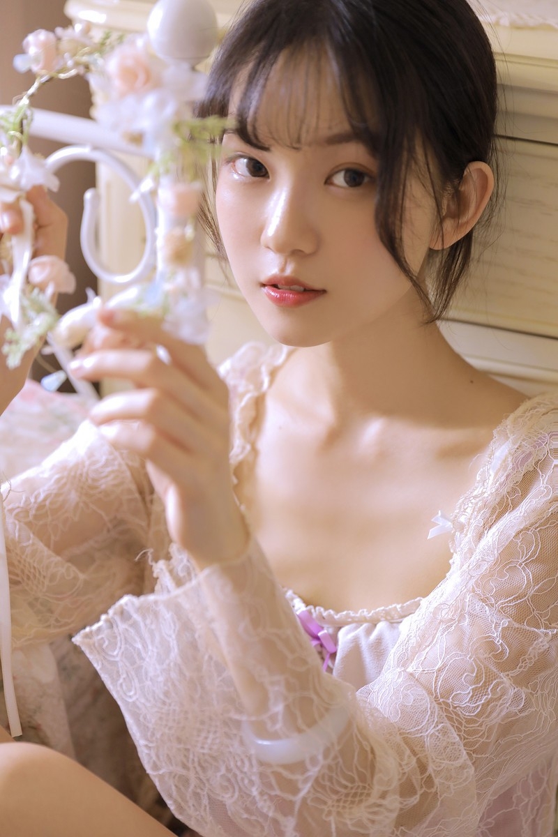 清纯妹子蕾丝吊带睡衣少女人体娇嫩白皙性感美女诱惑图