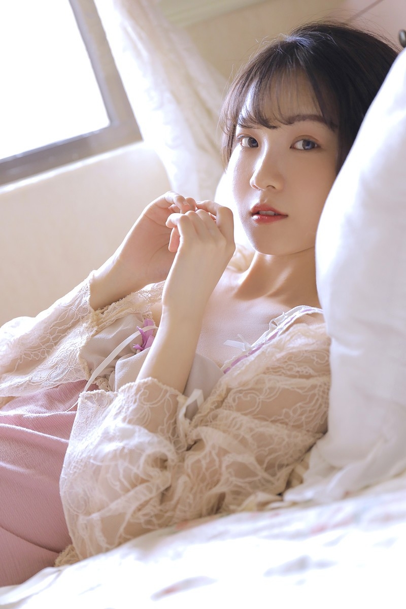 清纯妹子蕾丝吊带睡衣少女人体娇嫩白皙性感美女诱惑图