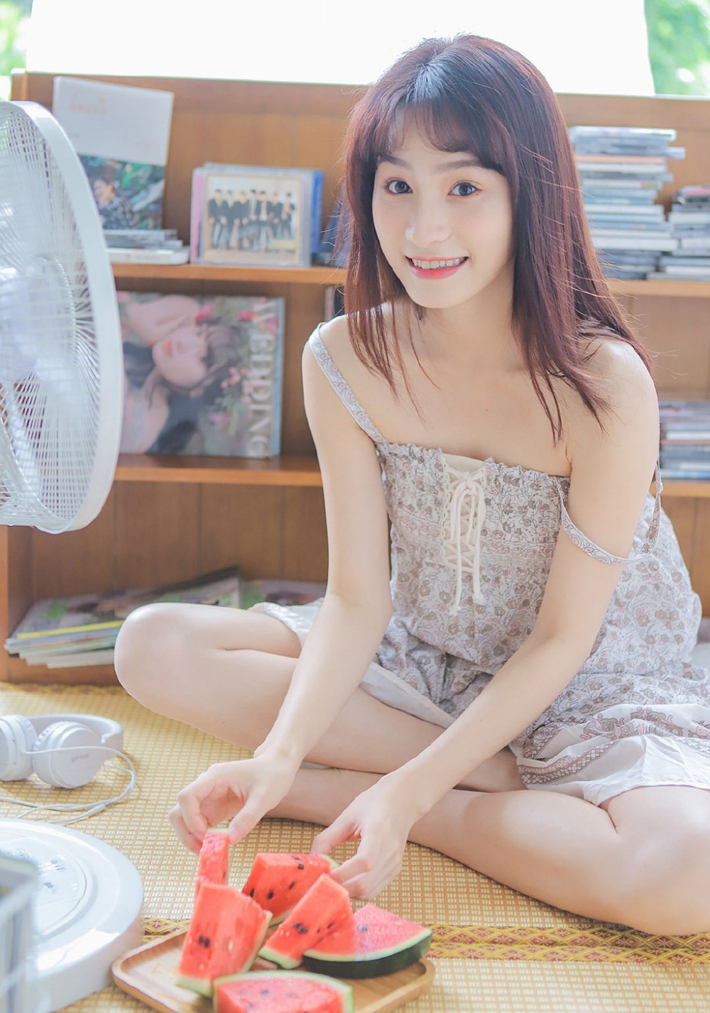 夏日甜美女孩可爱小女生白皙吊带短裙养眼写真图片