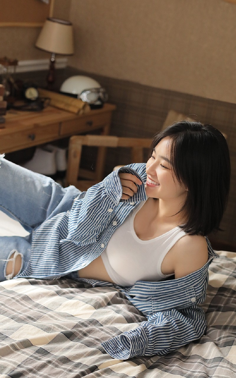 治愈系软妹一笑倾城干净美瞳令人倾城另类写真