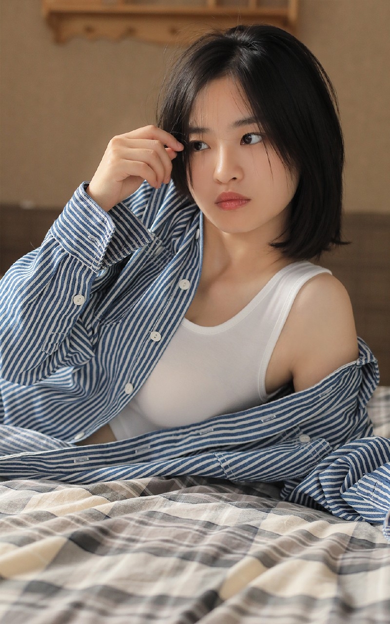 治愈系软妹一笑倾城干净美瞳令人倾城另类写真