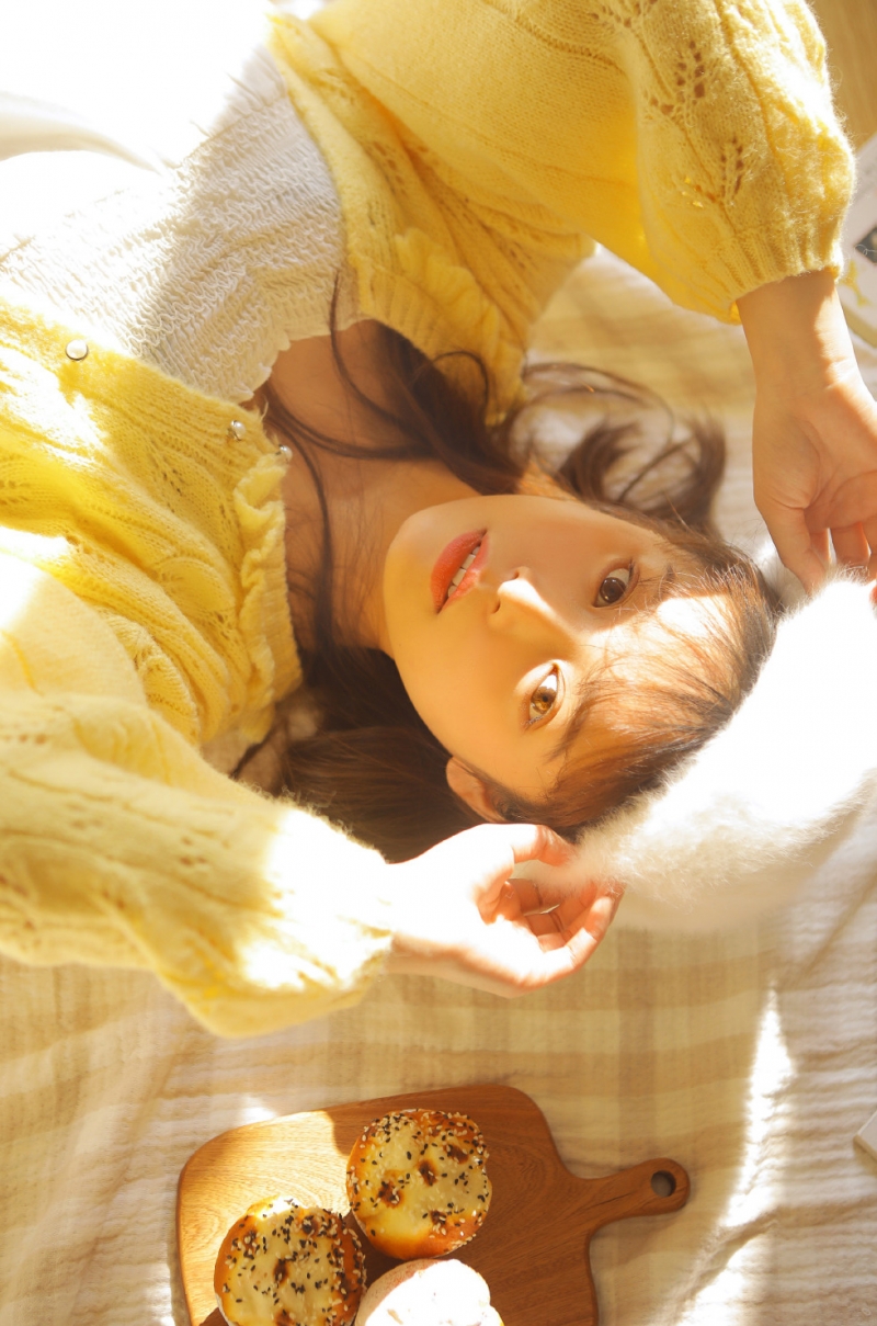 阳光下的贝雷帽美少女私房写真