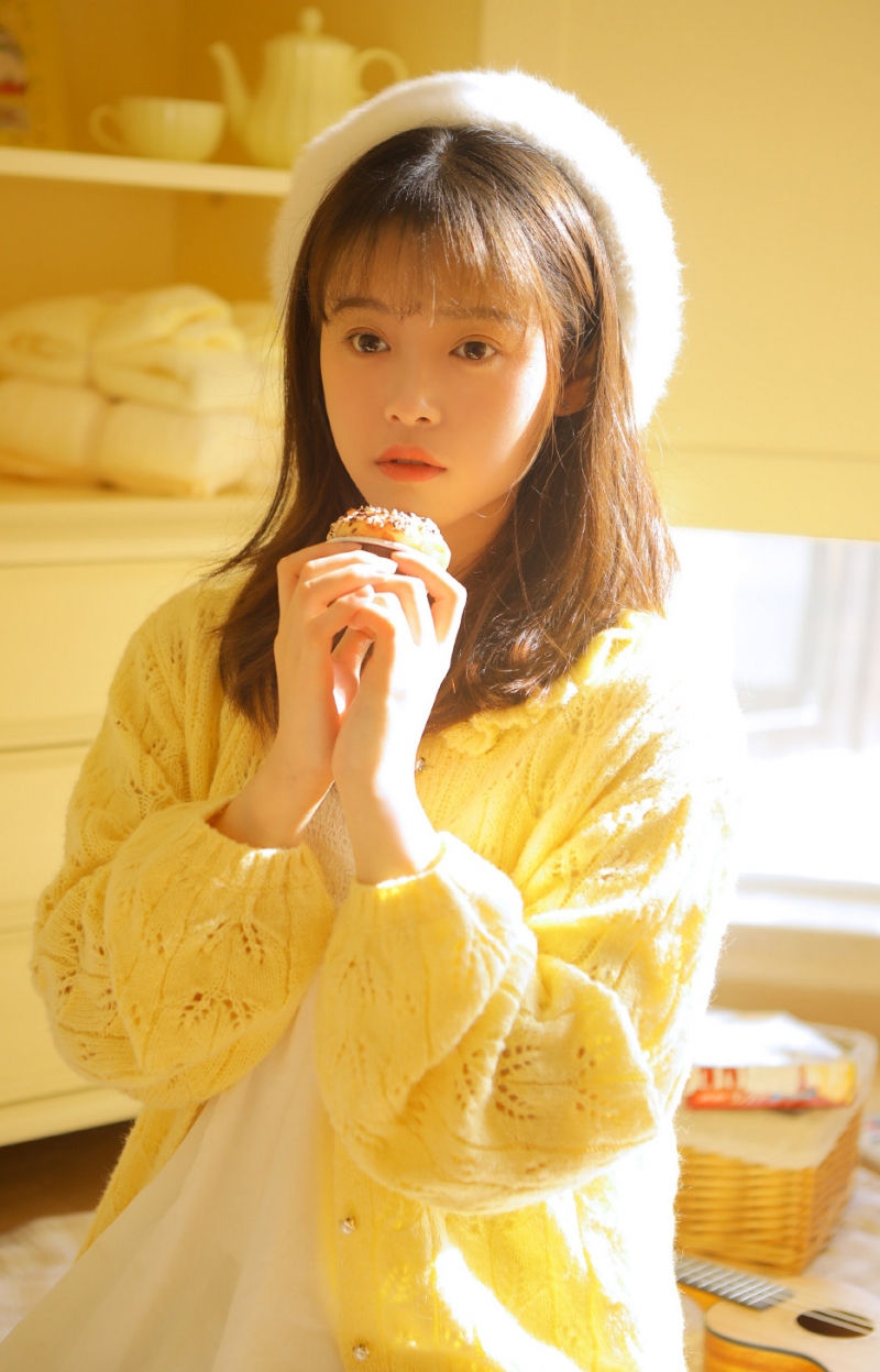 阳光下的贝雷帽美少女私房写真