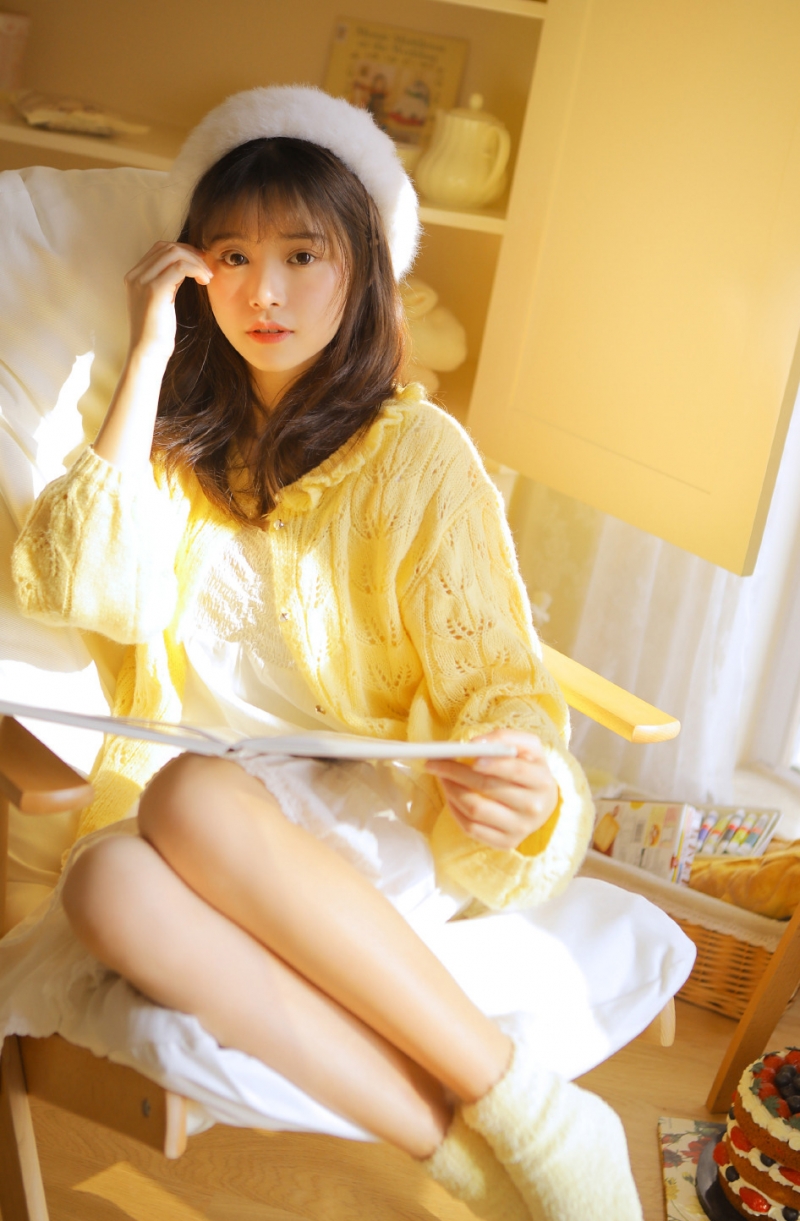 阳光下的贝雷帽美少女私房写真