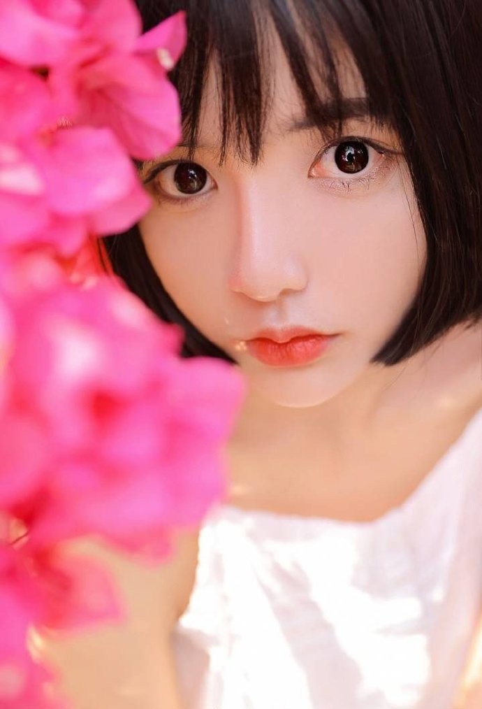 花丛中的短发美女吊带香肩图片