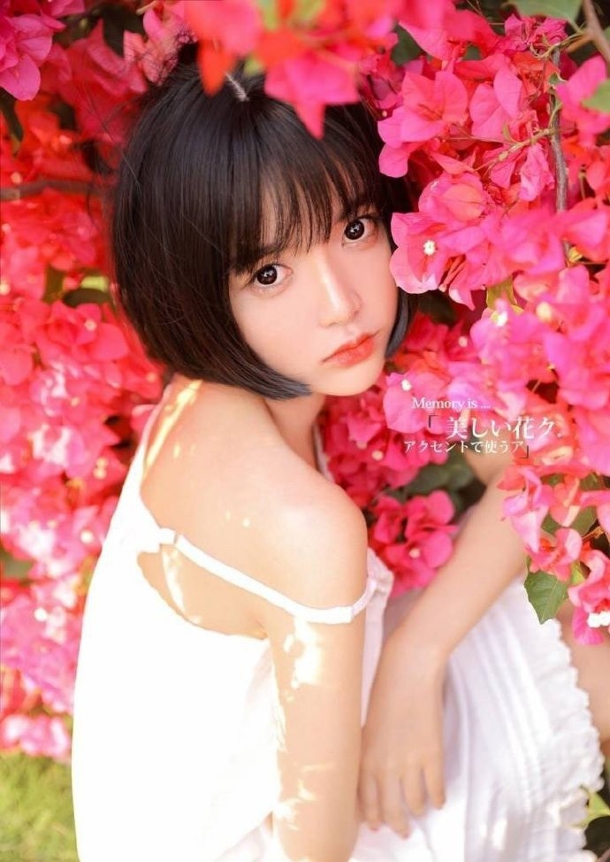 花丛中的短发美女吊带香肩图片