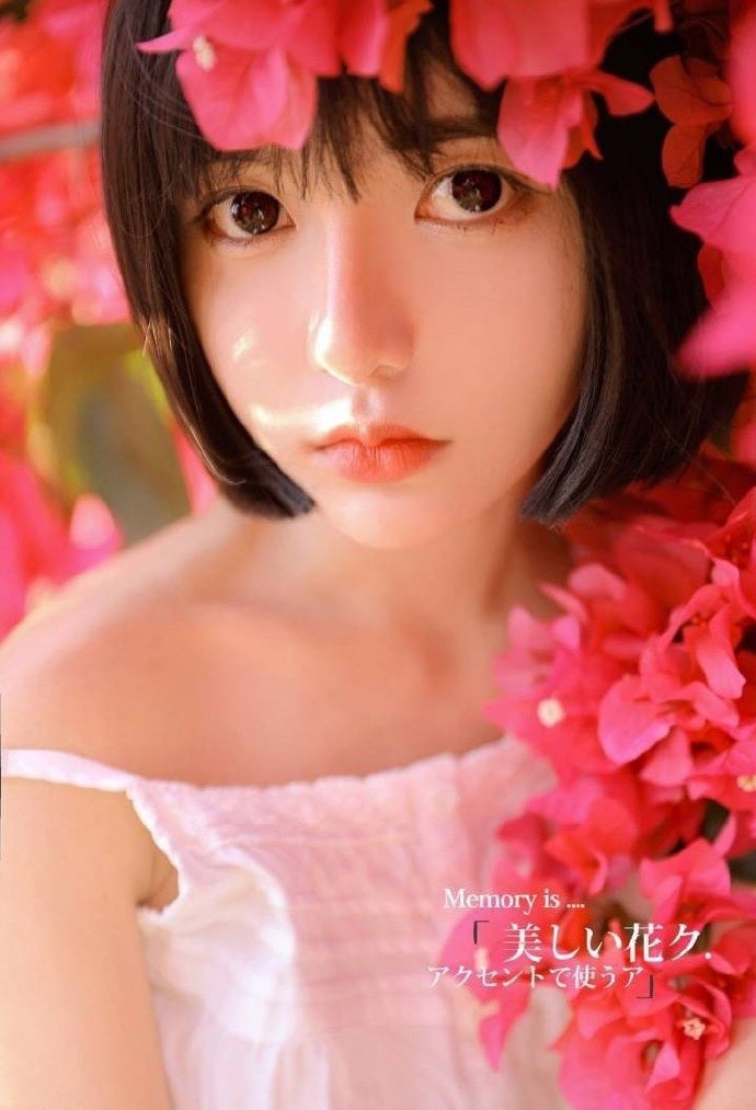 花丛中的短发美女吊带香肩图片