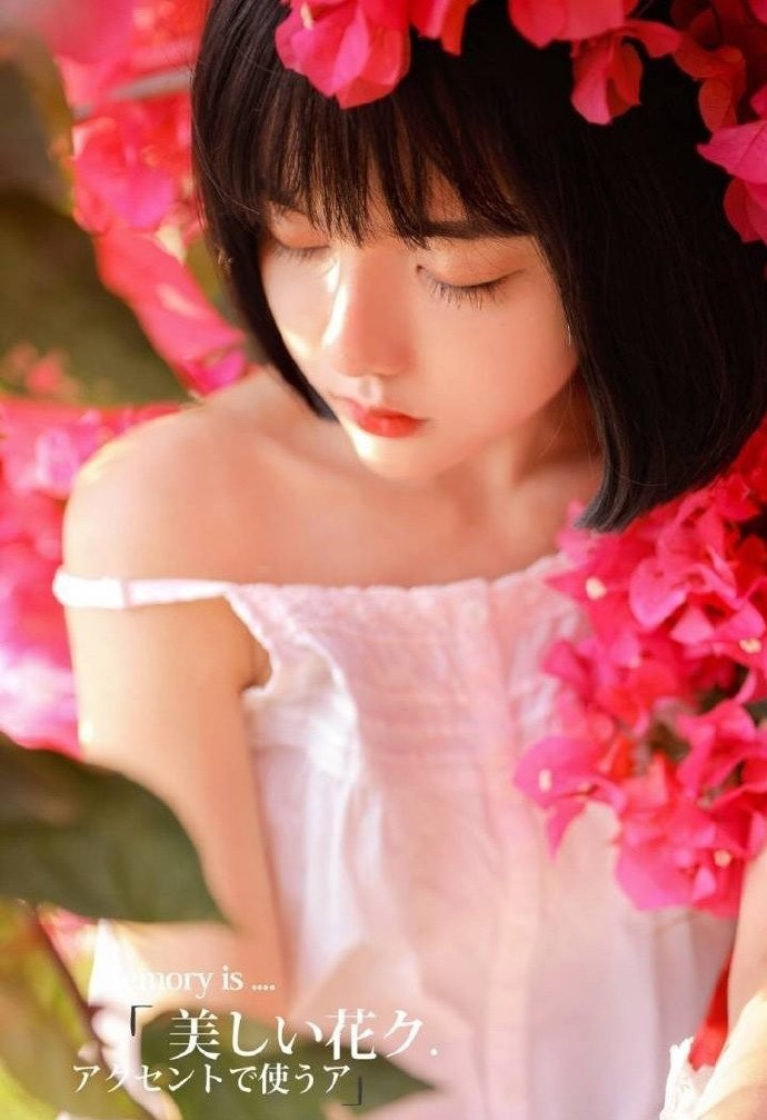 花丛中的短发美女吊带香肩图片