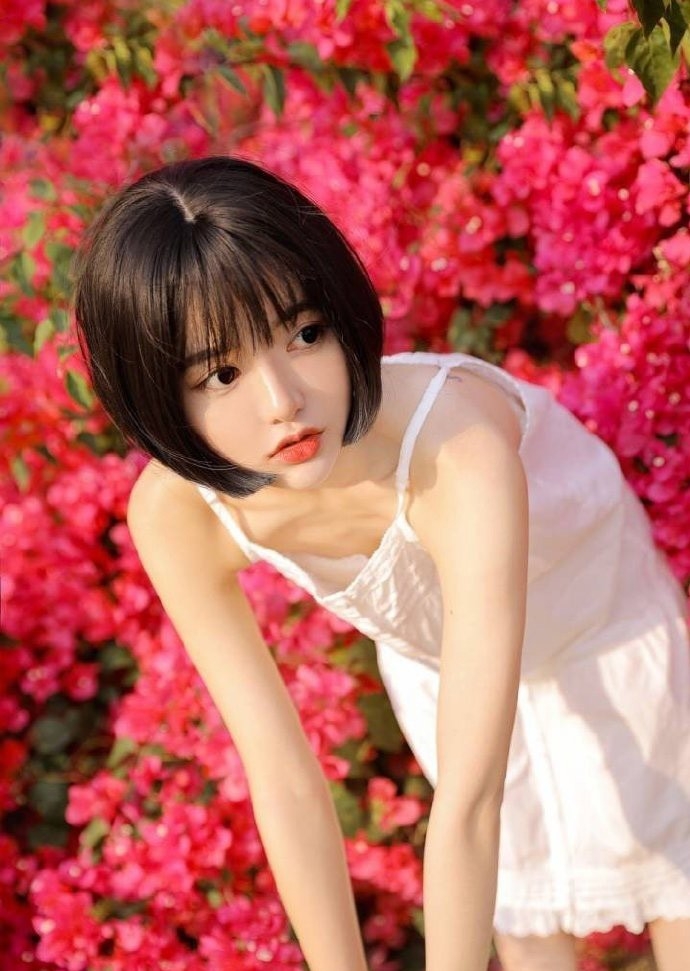 花丛中的短发美女吊带香肩图片