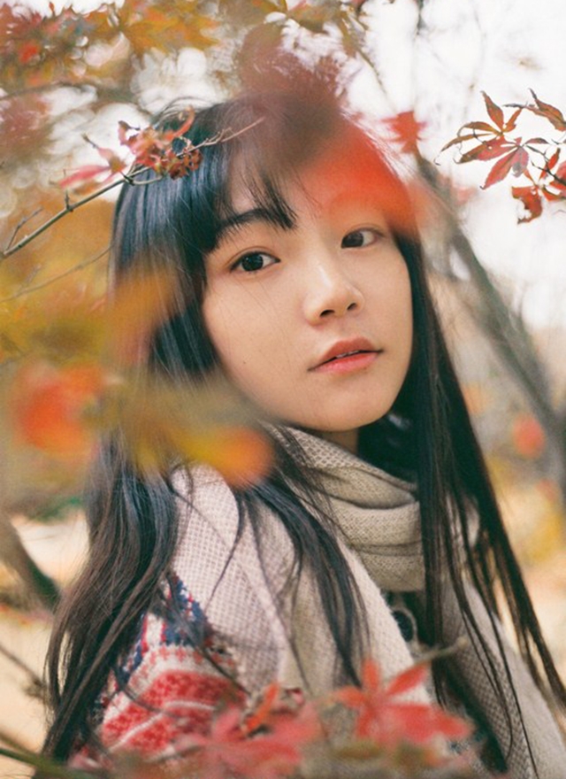 枫树下的清纯美女长发披肩写真