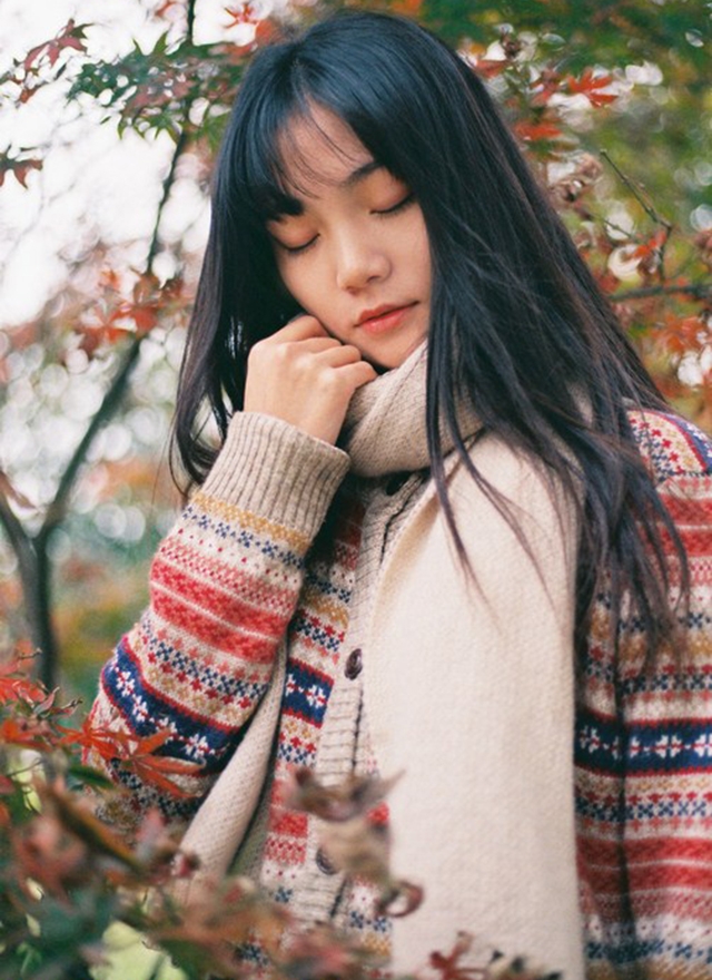 枫树下的清纯美女长发披肩写真